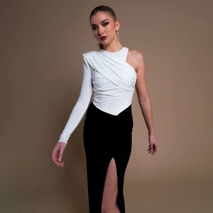 Detail des eleganten schwarz-weißen Kleides mit asymmetrischer Schulter und hohem Schlitz