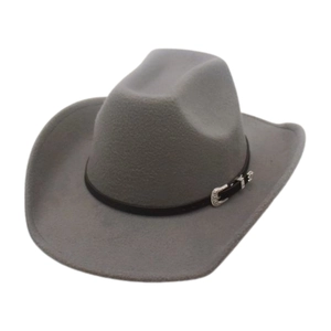 Détail d'un chapeau en feutre gris avec ruban en cuir noir et boucle en métal argent