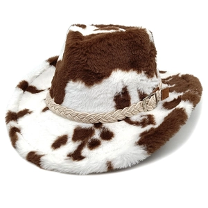 Dettaglio cappello da cowboy peluche con stampa mucca, corda intrecciata e fibbia metallo