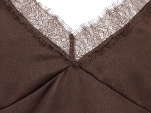 Dettaglio del top in raso marrone con pizzo a ciglia delicato sullo scollo a V profondo
