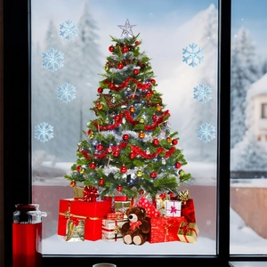 Dettagli di adesivi natalizi per finestre con albero festivo, fiocchi di neve e orsetto
