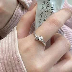 Anello a nodo minimalista in argento sterling S925 con design a corda intrecciata