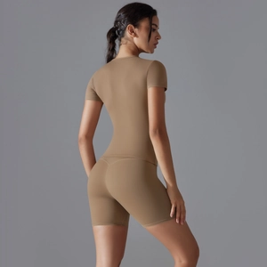 Ensemble de yoga deux pièces en nylon pour femme avec haut à manches courtes et short