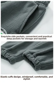 Dettaglio dei pantaloni sportivi in pile grigio con tasche laterali e polsini elastici