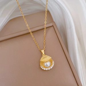 Élégant collier double en or avec pendentif coquillage, perle et diamants zircon en boîte à bijoux