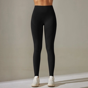 Dettaglio dei leggings neri a vita alta senza cuciture con fascia a coste modellante