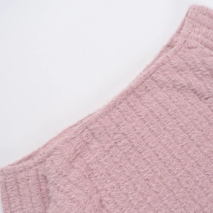 Gros plan sur le tissu en maille rose pelucheux pour robe courte moulante sexy