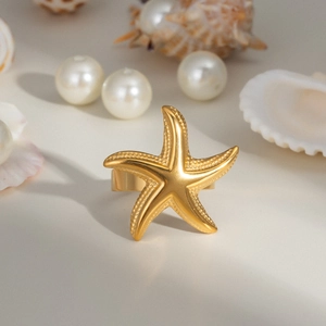Vue macro d'une bague étoile de mer dorée avec détails sur fond de thème plage