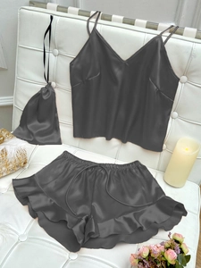 Ensemble pyjama 3 pièces en satin gris foncé avec caraco, short à volants et pochette