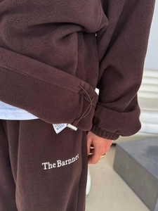 Set in pile marrone stile retrò americano con mezza zip e dettagli ricamati fini