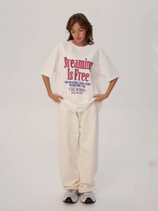 T-shirt bianca oversize stile retro americano con stampa e pantaloni sportivi larghi