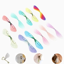 Gros plan d'ailes de libellule translucides pour boucles d'oreilles et accessoires cheveux