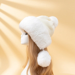 Bonnet d'hiver blanc en tricot avec bordure en fausse fourrure et deux grands pompons