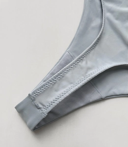 Makro-Detail von nahtlosem Eisseide-Stoff und Präzisionsnähten an Low-Rise-Thong