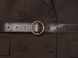 Détail du manteau croisé marron foncé avec ceinture texturée et boucle dorée