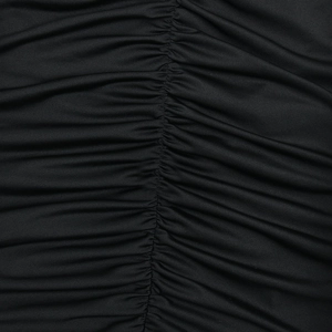 Gros plan des détails de coutures froncées sur tissu noir pour une robe moulante