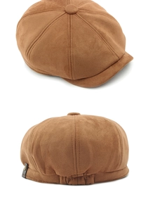 Detalle de gorra de gamuza marrón con costuras precisas y etiqueta de remache metálico