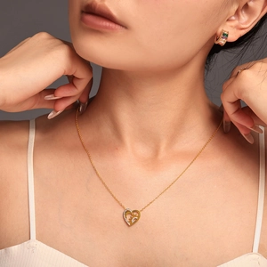 Collier cœur doré avec motif d'arbre et boucles d'oreilles créoles avec zircons
