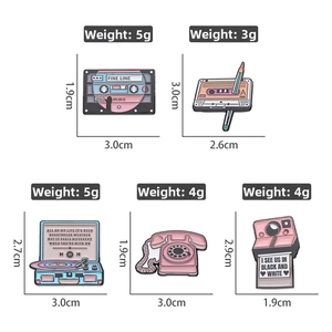 Dimensioni e pesi dei pin in smalto vintage con radio, fotocamera e giradischi rosa