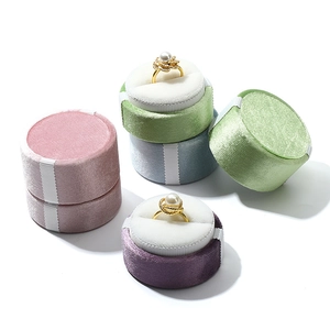 Boîtes à bijoux cylindriques en velours pastel élégantes avec détail de ruban