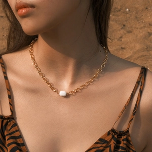 18K vergoldete Messingkette mit einem minimalistischen weißen ovalen Glasperlenanhänger