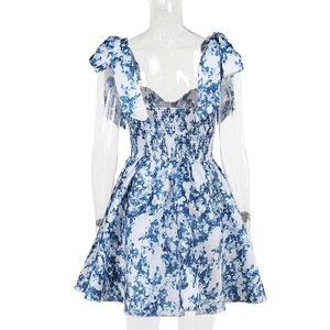Détail du bustier froncé et des bretelles à nouer sur cette robe d'été à fleurs bleues