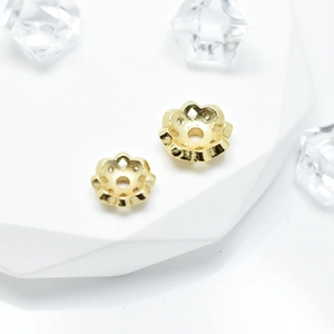 Capuchones de flores de circonita chapados en oro para joyería en base blanca