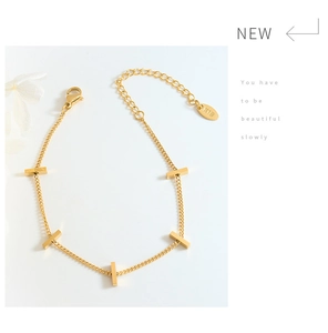 Detailed macro view of gold bar pendant bracelet with lobster clasp and K18 hallmark