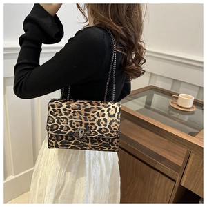 Bolso bandolera vintage con estampado de leopardo, cadena metálica y cierre de solapa