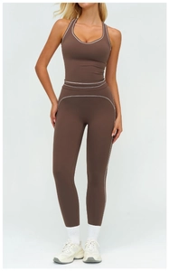 Détail de l'ensemble de yoga marron chocolat avec coutures contrastées blanches