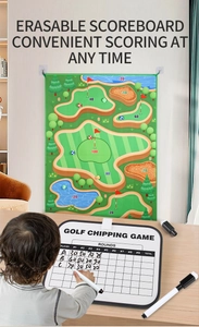 Niño escribiendo en marcador de golf borrable con una alfombra de tiro colgada detrás