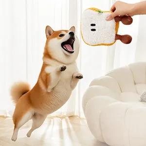Plüschiges Toastbrot Hundespielzeug mit Quietscher für interaktives Spielen und Kauen