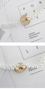 Détail d'une élégante chaîne de taille à double rangée de perles avec boucle dorée