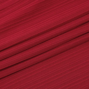 Primer plano de tela de punto rojo oscuro con elegantes texturas plisadas verticales