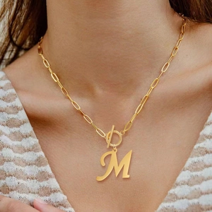 Fashionable gold 26-letter M pendant necklace with trendy paperclip chain and OT clasp