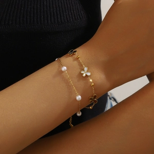 Bracciale a doppio strato in acciaio inossidabile dorato con farfalle e perle bianche