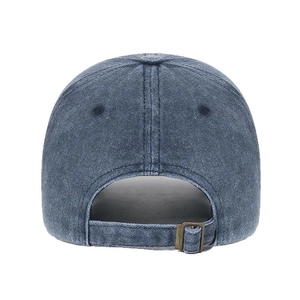Vue arrière de casquette de baseball en coton délavé avec boucle en métal réglable