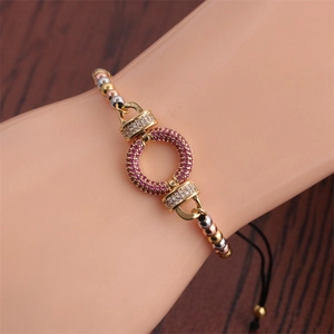 Detail von mehrfarbigen Kupferperlen und Zirkonia-Kreis auf verstellbarem schwarzen Armband