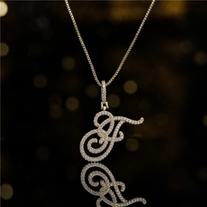 Collier hip hop doré avec pendentif lettre F serti et chaîne maille vénitienne fine