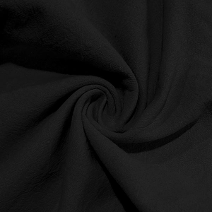 Primo piano del tessuto in lino nero traspirante con trama dettagliata e drappeggio