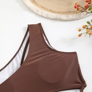 Détail du tissu du maillot de bain marron avec doublure en mesh blanc et coussinets