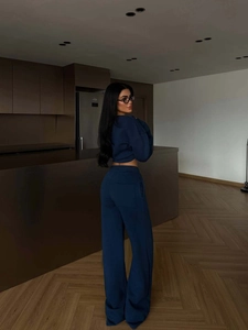 Survêtement bleu marine deux pièces avec veste courte boutonnée et pantalon large de sport