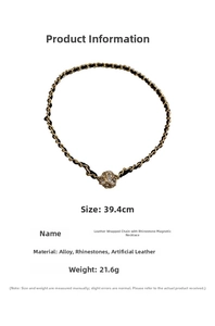 Détail du collier chaîne cuir synthétique 39,4 cm avec boule strass et fermoir aimanté