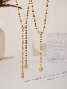 Détail de colliers en acier inoxydable plaqué or 18 carats avec pendentifs goutte d'eau