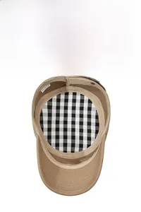 Détail de l'intérieur d'une casquette kaki avec doublure à carreaux et étiquette