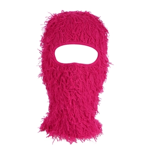 Detail der pinkfarbenen Balaclava-Maske aus weichem Plüsch-Kunstpelz für Wärme im Winter