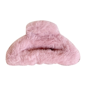 Pince à cheveux demi-lune en peluche rose avec texture douce sur fond blanc