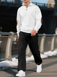 Dettaglio maglione bianco da uomo con colletto e pantaloni casual neri a righe verticali