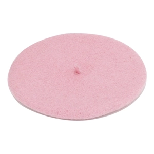Detalle de boina de lana rosa con diseño redondo clásico y pequeño rabillo decorativo