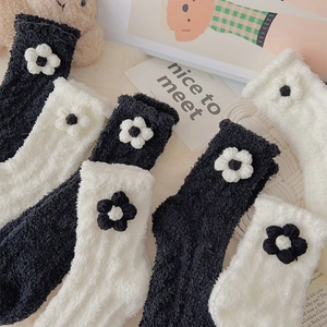 Plüsch-Korallenfleece-Socken mit 3D-Blumenverzierung in Schwarz und Weiß Tönen
